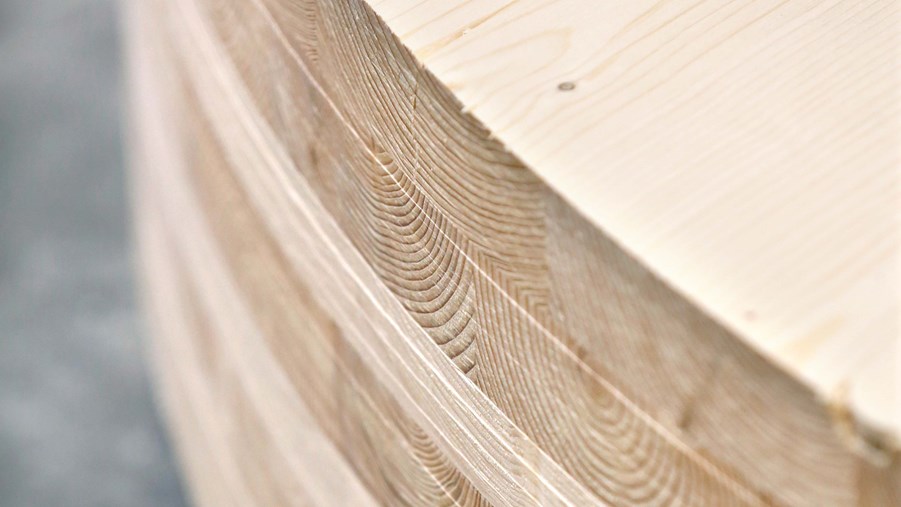 inzommad bild på limträ