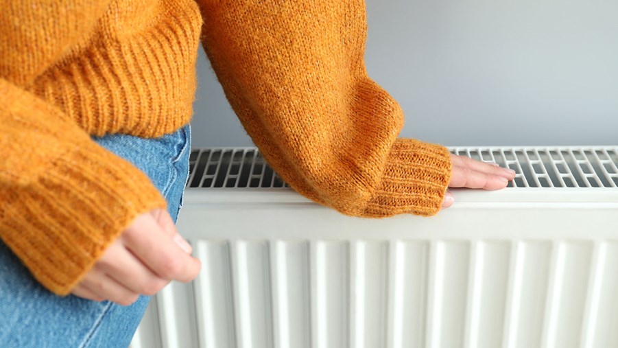 kvinna lutar sig mot ett element